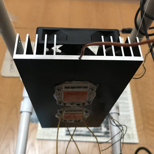 Prueba de disipación activa extrayendo el aire de las aletas del disipador (en vez de empujarlo). 2 LEDs de 50W COB, disipador de 10cm de ancho