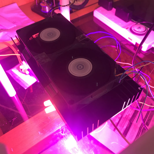 Prueba con 2 Ventiladores de 40CFM y 2 LEDs COB de 50W. Disipador de 10cm de ancho