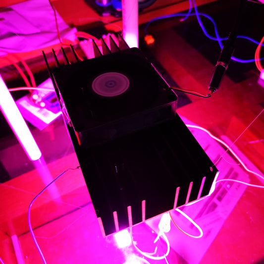 Prueba con 2 LED Full Spectrum de 50W y Disipación activa de 40CFM en Disipador de 8.7cm x 20cm